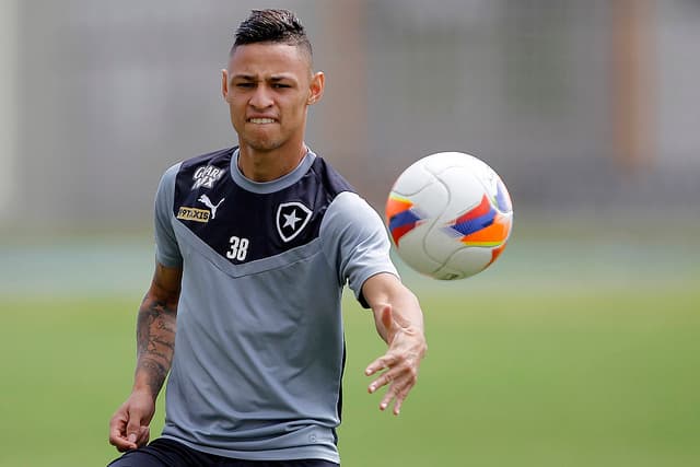 Neilton em treino do Botafogo (Foto: Vitor Silva / SSPress)