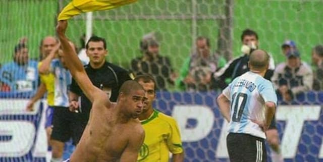 Adriano faz gol do empate em 2004 (Reprodução/Facebook)