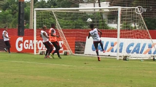 Após boa jogada de ataque, Gabriel marca e encerra treino do Fla