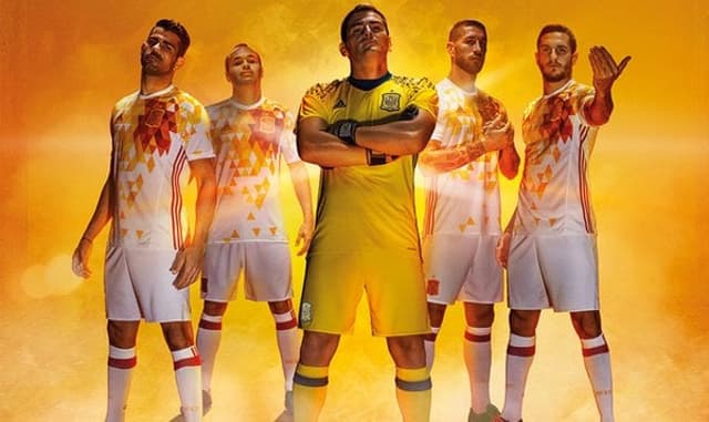 Diego Costa, Iniesta, Casillas, Sergio Ramos e Koke lançaram as camisas (Foto: Divulgação)