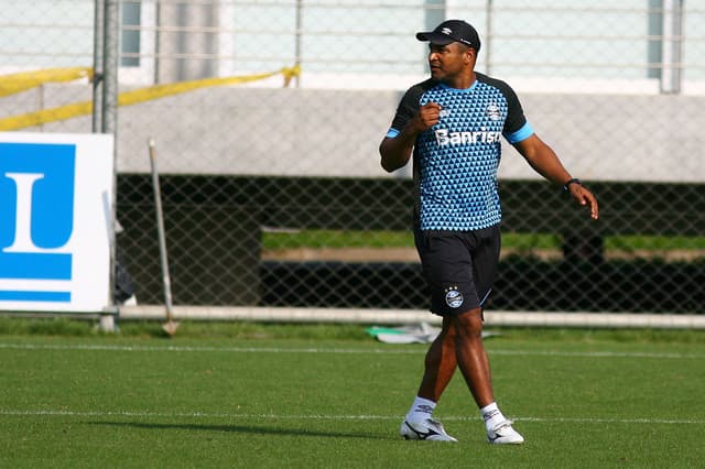 Sempre participativo, Roger Machado comanda o treino do Grêmio nesta sexta-feira (Foto: Lucas Uebel/Grêmio)