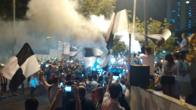 Torcida Botafogo e Loco Abreu (foto:Patrick Monteiro)