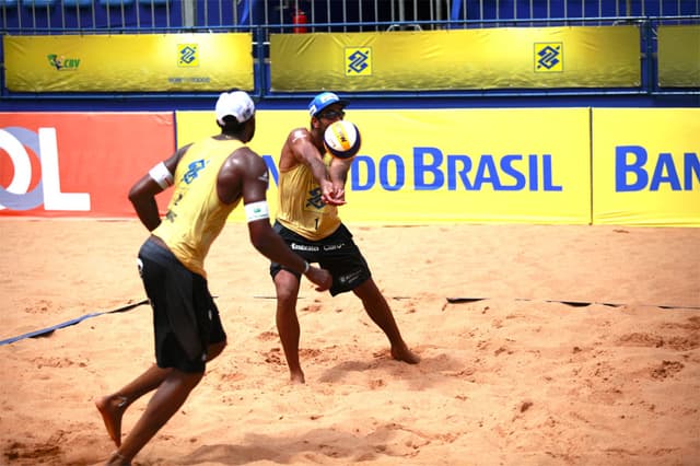 Evandro e Pedro Solberg seguem invictos no torneio e estão nas quartas  (foto:Paulo Frank/CBV)