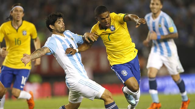 HOME - Argentina x Brasil - Eliminatórias para Copa-2018 - Douglas Costa (Foto: André Mourão/Mowa Press)