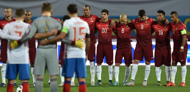 Jogo entre Rússia e Portugal teve homenagens às vítimas do atentado de Paris  (Foto: Kirill Kudryavtsev / AFP)