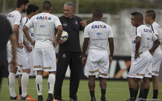 Tite e elenco em treino do Corinthians (Foto: Daniel Augusto Jr)