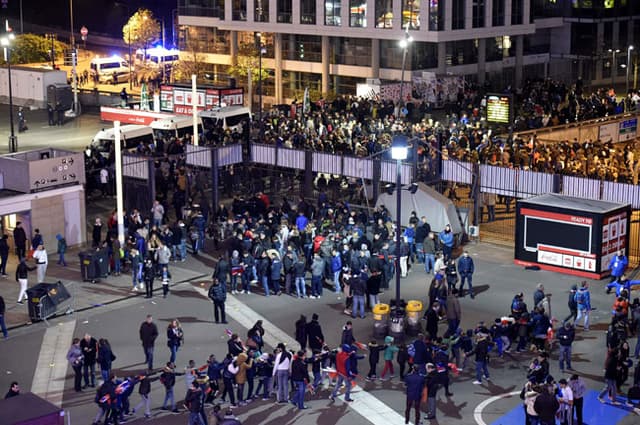 Saída da torcida do Stade de France na sexta-feira (Foto: Franck Fife / AFP)