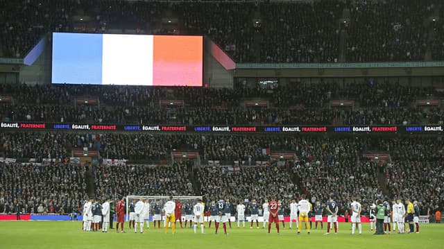 HOME - Inglaterra x França - Amistoso internacional - Um minuto de silêncio em Wembley (Foto: Adrian Dennis/AFP)