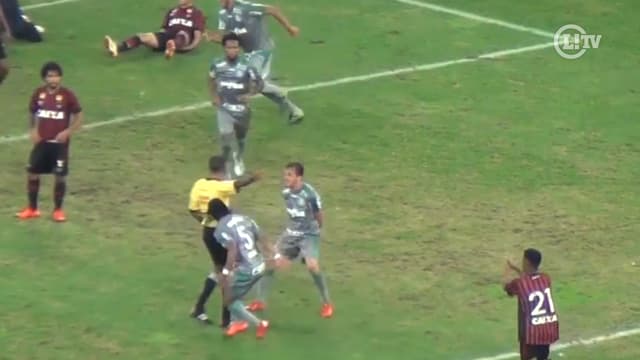 Robinho é expulso após gol do Palmeiras por provocação ao juiz