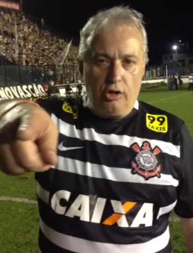 Roberto celebrou o título no gramado de São Januário (Foto: Reprodução)