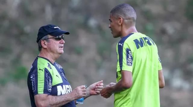 Leonardo Silva e Levir Culpi (Foto: Bruno Cantini/CAM)