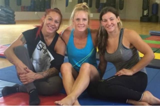 Cris Cyborg, Holly Holm e Miesha Tate em gravação de filme (FOTO: Reprodução)