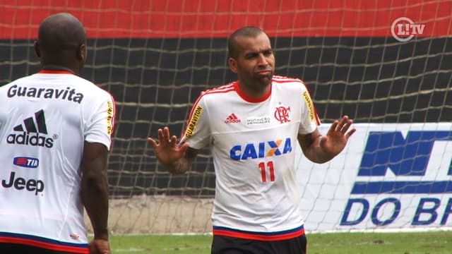 Sheik promete e mete curva absurda na bola em treino do Fla