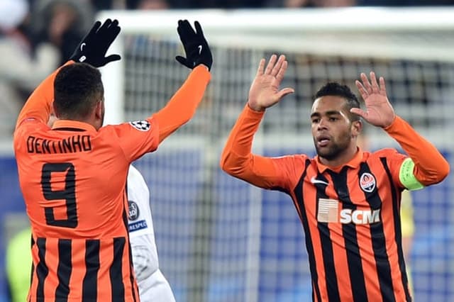 Alex Teixeira comemora com Dentinho um dos gols do Shakhtar sobre o Real (Foto: Sergei Supinsky / AFP)