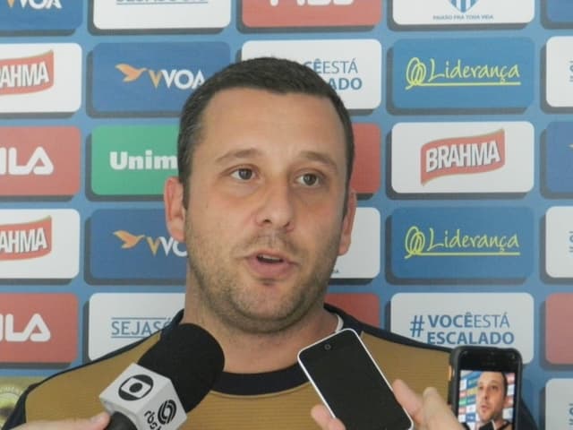 Técnico Raul Cabral ainda não sabe com que time começar jogo decisivo com São Paulo (Foto: Divulgação)