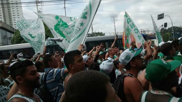 Torcida do Verdão apoia time no CT (Foto: Artur Ozawa)