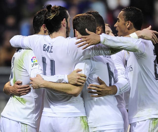 Jogadores comemoram gol de Cristiano Ronaldo contra o Eibar (Foto: Ander Gillenea / AFP)