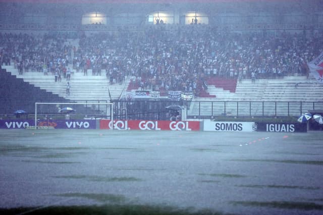 Tempestade atrapalhou o começo do duelo entre Vasco x Santos (Foto: Cleber Mendes/Lancepress!)