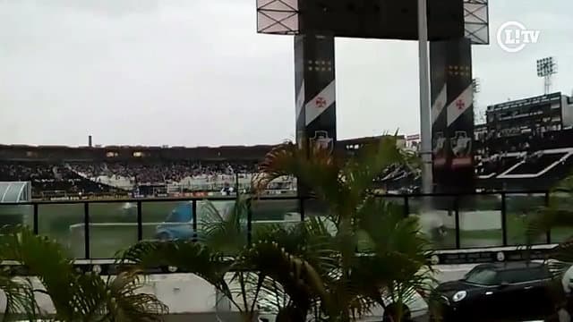 Torcida do Vasco não para de cantar mesmo com temporal