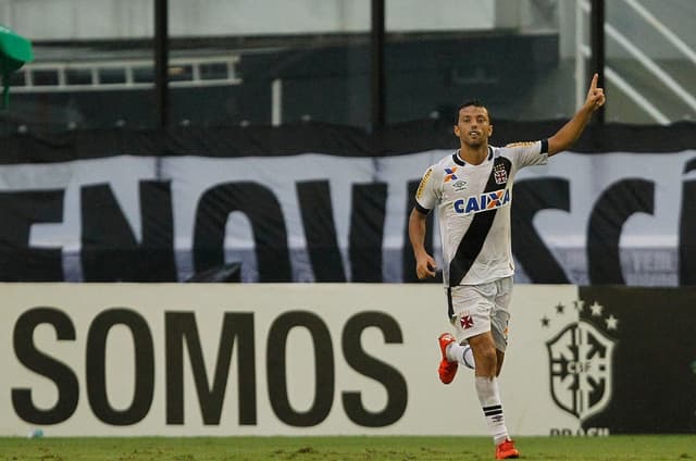 LANCEPRESS! - (Brazil Out) - Rio de Janeiro - 29.11.2015 - Foto de Wagner Meier/Lancepress! - Campeonato Brasileiro 2015 Série A - Décima Sétima Rodada - Vasco x Santos - Local : São Januário -  NF:  Nenê comemora seu gol.