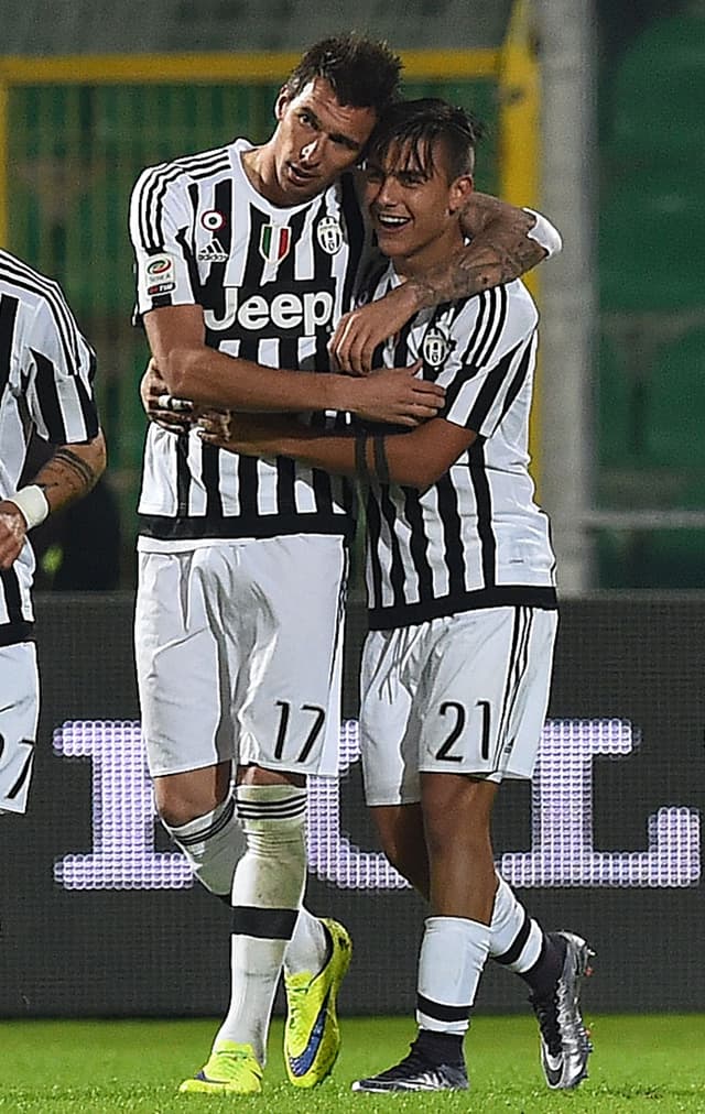 Mandzukic comemora o seu gol com Dybala (Foto: Gabriel Bouys / AFP)