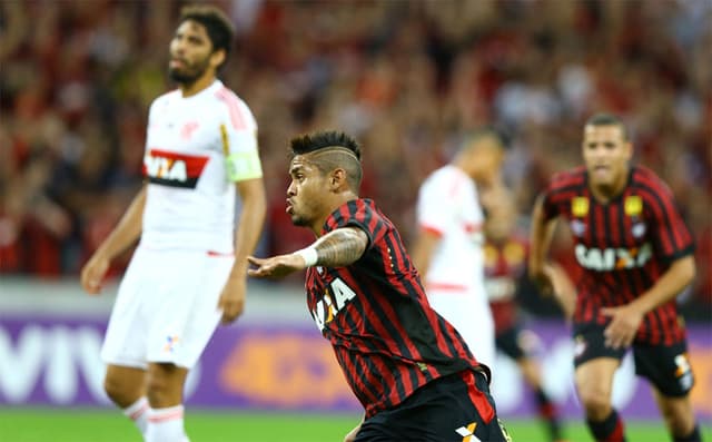 Confira as imagens da goleada do Atlético-PR sobre o Flamengo (foto:Rodolfo Buhrer/La Imagem/Fotoarena/Lancepress!)