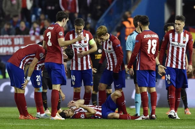 Tiago fraturou a perna e ficará quatro meses sem jogar (Foto: Gerard Julien / AFP)