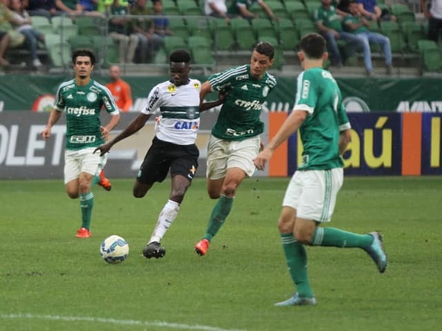 Maior garçom do Coritiba no Brasileiro, Negueba comemora vitória sobre o Palmeiras