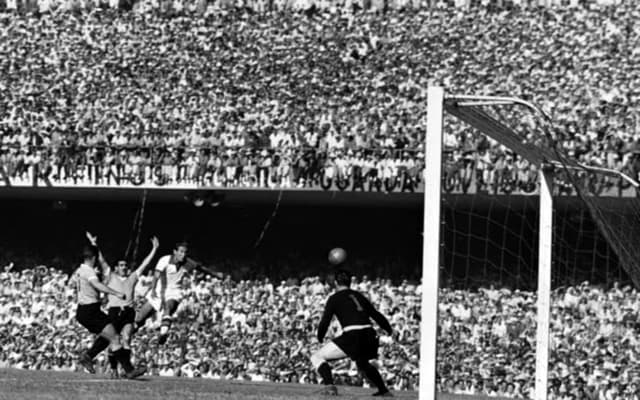 O jogo com maior público na história das Copas foi o que decidiu o Mundial de 1950, entre Brasil x Uruguai no estádio Maracanã.&nbsp;199.854 pessoas viram ao vivo o 'Maracanazo' que deu o bicampeonato mundial para a Celeste Olímpica e frustrou os brasileiros