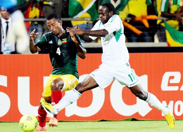 Etiópia x Nigéria - Abebaw Butako e Victor Moses (Foto: Alexander Joe/AFP)