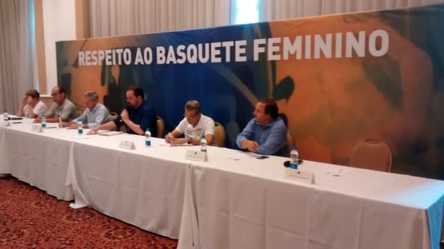 Colegiado formado pelos seis clubes que disputam a LBF se reuniram nesta quinta em São Paulo (Foto: Divulgação)