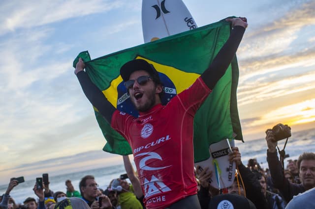 Filipe Toledo celebra vitória na penúltima etapa do ano, em Peniche (POR) (Foto: Divulgação/WSL)