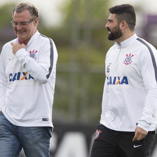 Julio Stancati, médico do Corinthians, ao lado de Bruno Mazziotti (Foto: Daniel Augusto Jr)