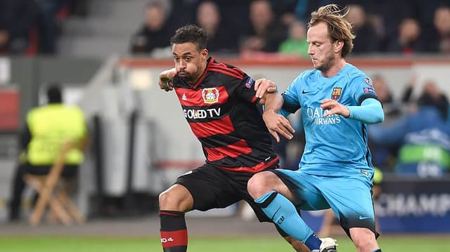 HOME - Bayer Leverkusen x Barcelona - Liga dos Campeões - Roberto Hilbert e Ivan Rakitic (Foto: Patrik Stollarz/AFP)