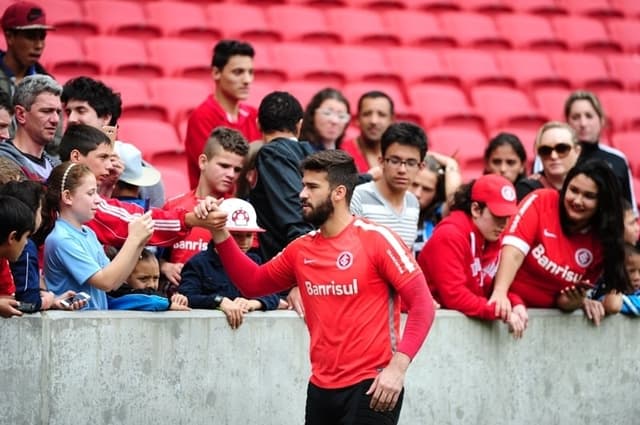 Alisson recebe o carinho da torcida no Beira-Rio (Foto: Ricardo Duarte/Internacional)