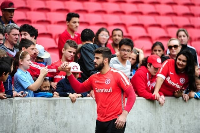 Alisson recebe o carinho da torcida no Beira-Rio