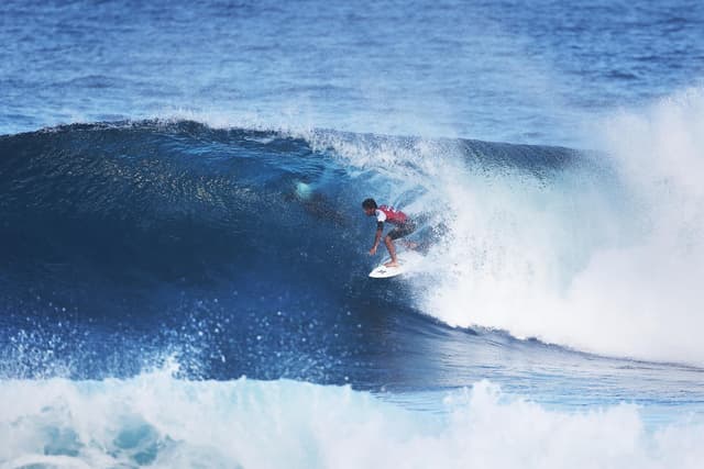 Filipe Toledo pega tubo durante a repescagem em Pipeline (Foto: WSL / Kelly Cestari)