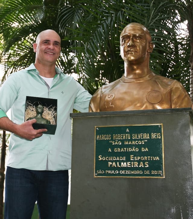 Marcos ao lado do busto no Palestra