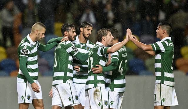 Jogadores do Sporting comemoram gol de Aquilani (Foto: Patricia de Melo Moreira / AFP)