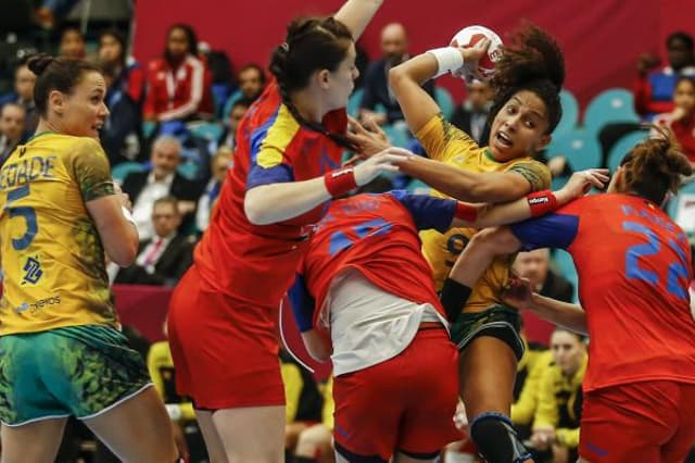 Ana Paula é barrada pelas jogadoras da Romênia no ataque (Foto: Wander Roberto/Inovafoto)