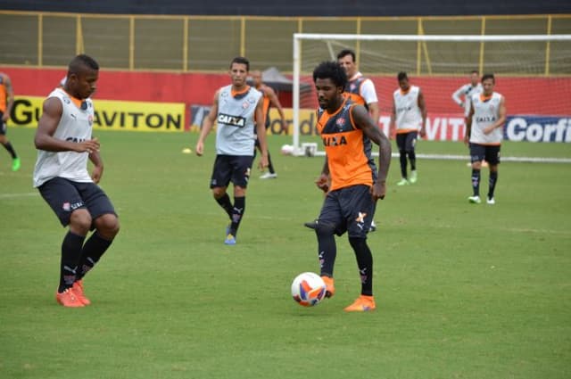 Buscando opções para o ataque, Ponte Preta tenta a contratação de Rhayner, do Vitória (Foto: Divulgação)