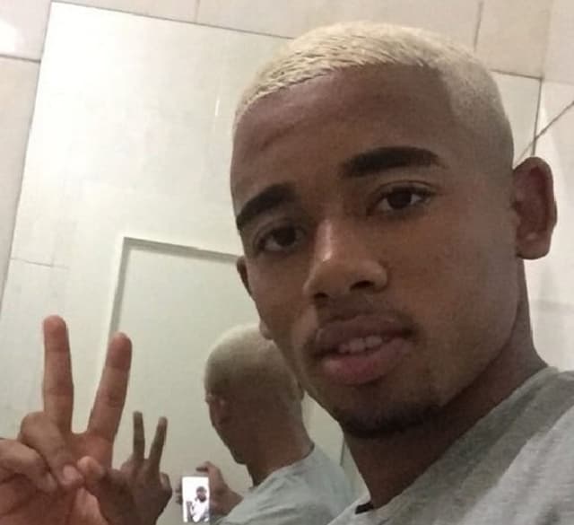 Gabriel Jesus com cabelos descoloridos