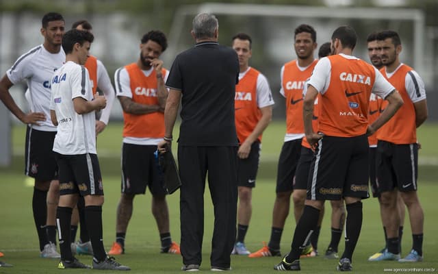 Para Tite e diretoria, prioridade é manter o elenco alvinegro (Foto: Daniel Augusto Jr)