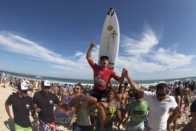 Alex Ribeiro é carregado após vencer a etapa de Saquarema do WQS neste ano (Foto: WSL)