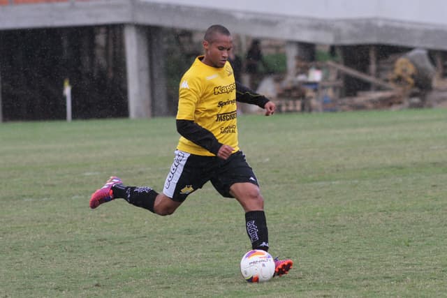 Jonas é o novo reforço do América-MG em 2016 (Foto: Divulgação / Criciúma)