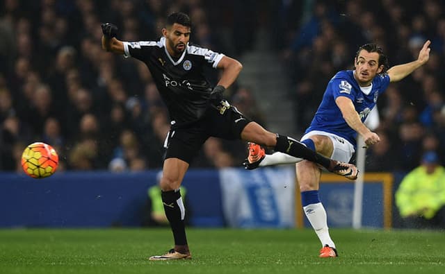 Mahrez vem fazendo excelente dupla com Vardy (Foto: Paul Ellis / AFP)