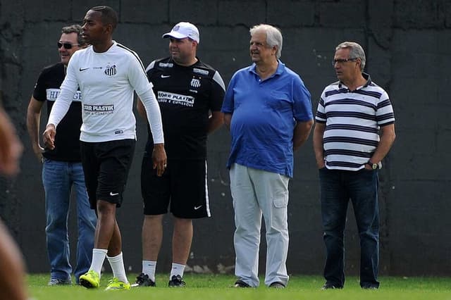 Robinho observado por Modesto