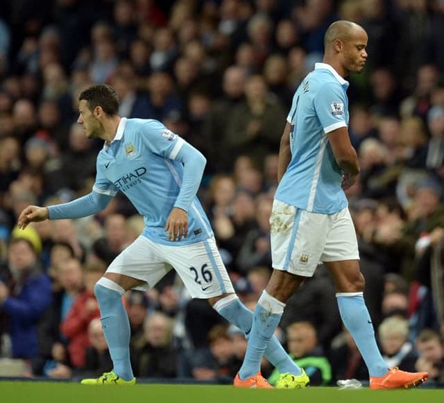 Kompany deixa o campo machucado contra o Sunderland (Foto: Oli Scarff / AFP)