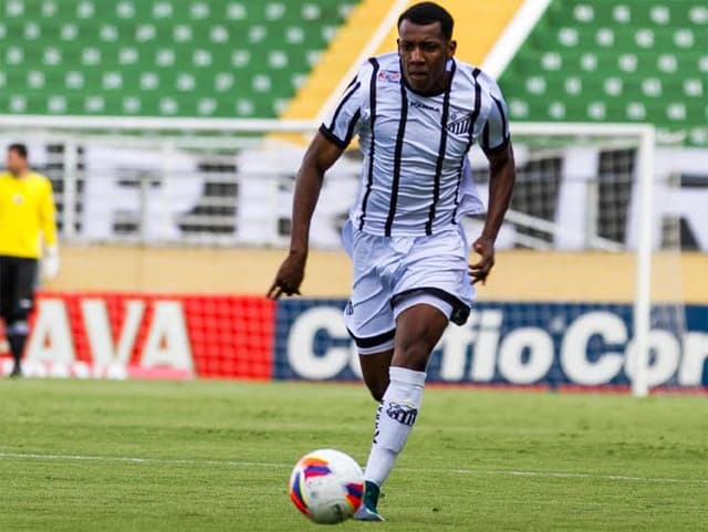 Moisés em ação pelo Bragantino na Série B de 2015