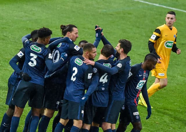 Jogadores comemoram gol de Ibrahimovic (Foto: Philippe Hugen / AFP)